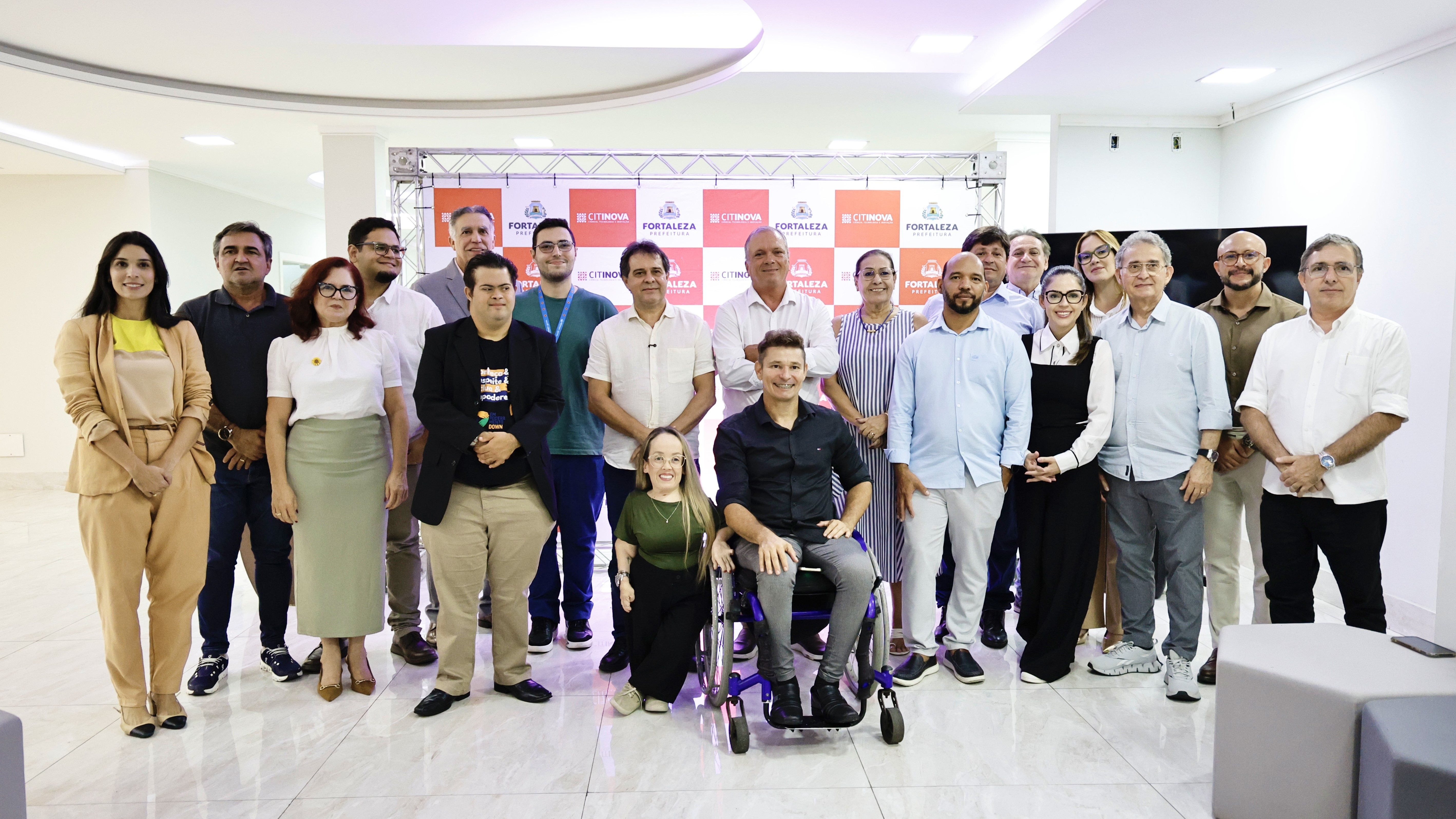 grupo de pessoas posa para a foto